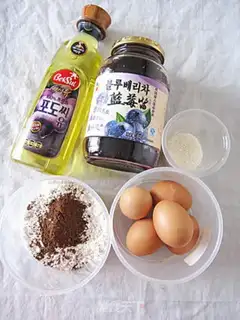 Make Chocolate decorated cake step 0