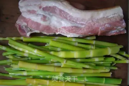 Make Small bamboo shoots twice-cooked pork step 0