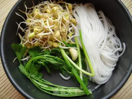 Make Soybean sprout cold vermicelli step 0