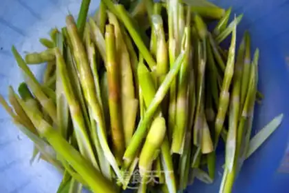 Make Small bamboo shoots twice-cooked pork step 1