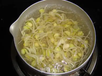 Make Soybean sprout cold vermicelli step 1