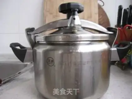 Make Stewed cabbage with spine step 4