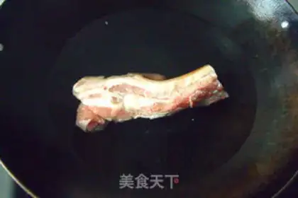 Make Small bamboo shoots twice-cooked pork step 2