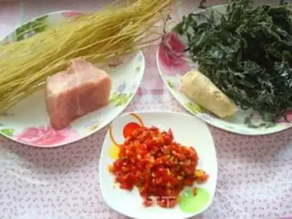 Make stir-fried minced pork with seaweed vermicelli step 0