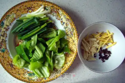 Make Small bamboo shoots twice-cooked pork step 3