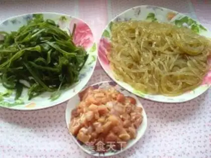 Make stir-fried minced pork with seaweed vermicelli step 1
