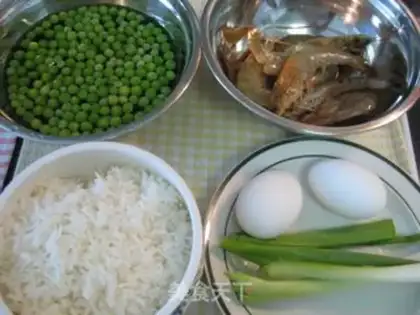 Make Fried rice with shrimp balls and eggs step 0