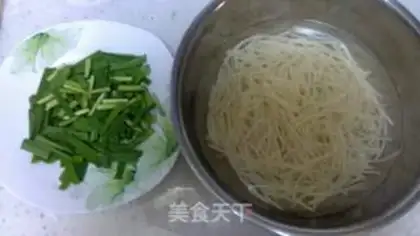 Make Stir fried shredded potatoes with shredded pork and leeks step 2
