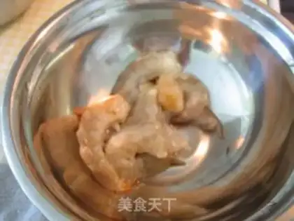 Make Fried rice with shrimp balls and eggs step 1
