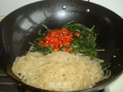 Make stir-fried minced pork with seaweed vermicelli step 3