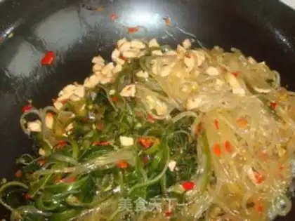 Make stir-fried minced pork with seaweed vermicelli step 4