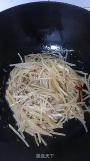 Make Stir fried shredded potatoes with shredded pork and leeks step 5