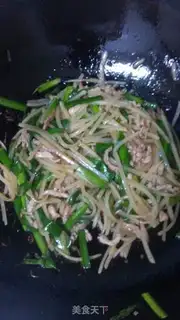 Make Stir fried shredded potatoes with shredded pork and leeks step 6