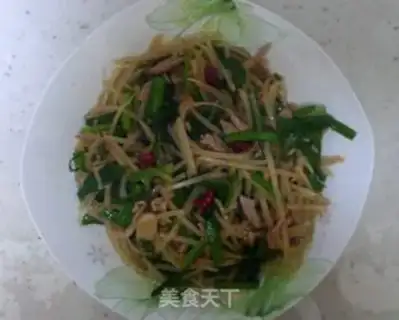 Make Stir fried shredded potatoes with shredded pork and leeks step 7