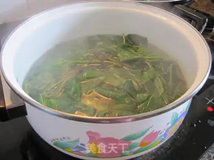 Make stir-fried tomato leaves with garlic step 1
