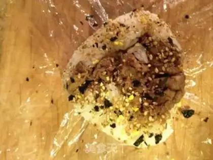 Make Japanese rice balls step 4