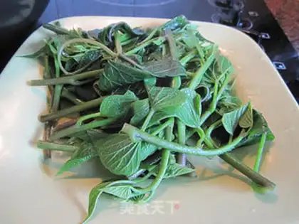 Make stir-fried tomato leaves with garlic step 2