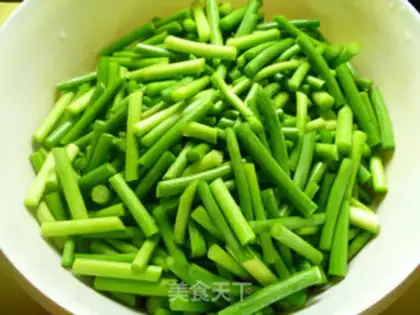 Make stir-fried garlic sprouts with wild boar bacon step 1