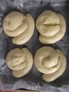 Make Small snail bread step 6