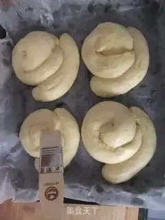 Make Small snail bread step 7