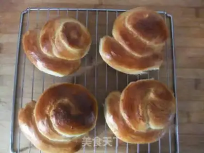 Make Small snail bread step 8