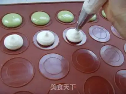 Make Girl crispy breasted macaron step 7