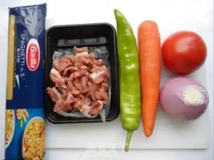 Make Green pepper tomato beef pasta step 0