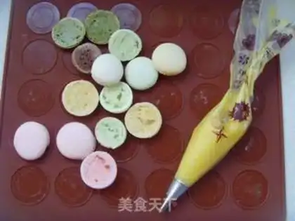 Make Girl crispy breasted macaron step 15
