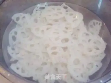 Make Spicy lotus root slices step 1