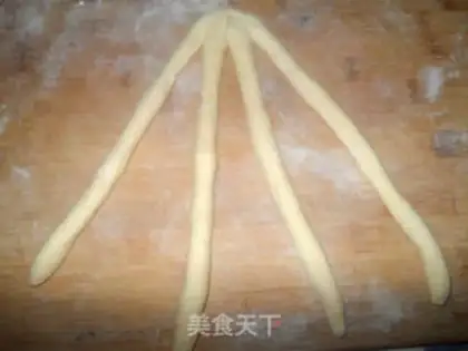 Make Four-strand pigtails, old-fashioned toast step 8
