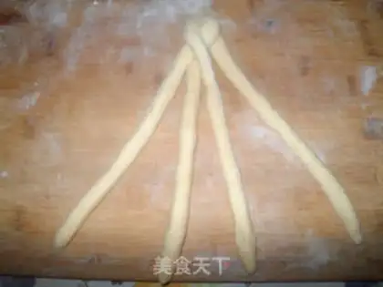 Make Four-strand pigtails, old-fashioned toast step 11