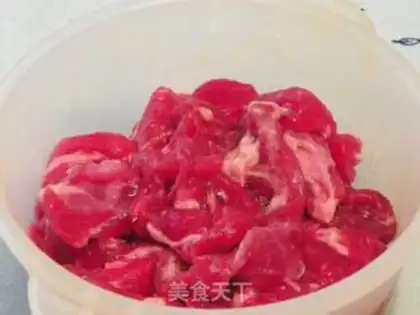 Make Qiaozhou stir-fried beef with large scallion step 0