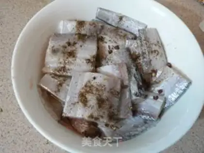 Make Hairfish in tomato sauce step 1