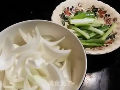 Make Qiaozhou stir-fried beef with large scallion step 1