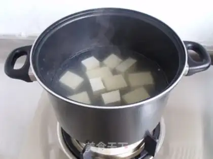 Make Stewed tofu with catfish step 1