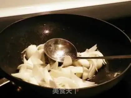 Make Qiaozhou stir-fried beef with large scallion step 3
