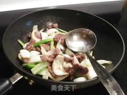 Make Qiaozhou stir-fried beef with large scallion step 4