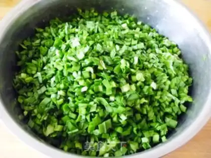 Make Chives and pork pot stickers step 4