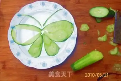Make Sweet and sour cucumber flower butterfly step 1