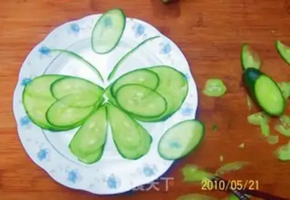 Make Sweet and sour cucumber flower butterfly step 2