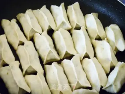 Make Chives and pork pot stickers step 9