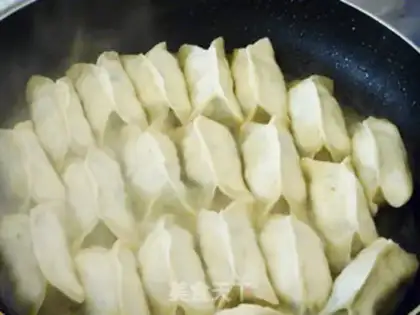 Make Chives and pork pot stickers step 10