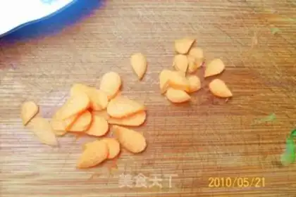 Make Sweet and sour cucumber flower butterfly step 5