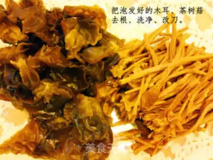 Make Meat slices with tea tree mushrooms and fried fungus step 6