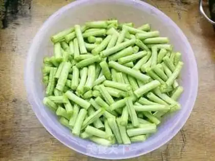 Make Stir fried pork slices with beans step 0