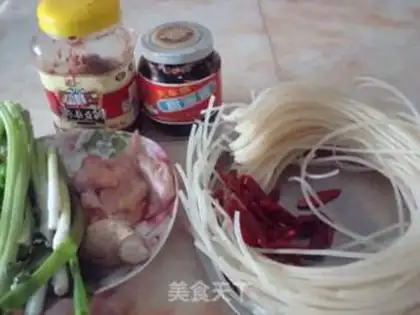 Make Fried rice noodles with chicken step 0