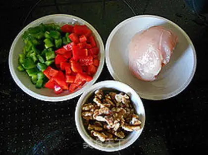 Make diced chicken with double pepper and peach kernel step 0