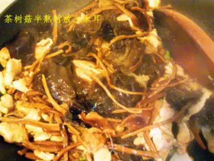 Make Meat slices with tea tree mushrooms and fried fungus step 11