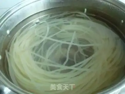 Make Fried rice noodles with chicken step 1