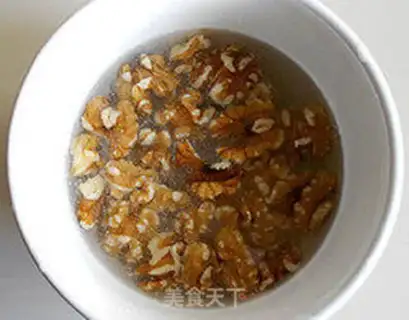 Make diced chicken with double pepper and peach kernel step 1